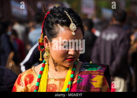 Noemie Repetto/Le Pictorium - 2018, Jan 15-maghi Festival. Neues Jahr in Nepal in Tundikhel durch den Tag. Das Festival war von Kathmandu Durbar Square gestartet. - 16/01/2018 - Nepal/Kathmandu - Maghe Sankranti ist der erste Tag des Monats Magh von Bikram Sambat. Magh ist der zehnte Monat des Jahres. Sankranti ist das Sanskrit Wort in östliche Astrologie, die Transmigration der Sonne bezieht sich von einem Raschi (Sternzeichen) zu einem anderen. In den sehr einfachen, das Wort sankranti ist der erste Tag der Nepalesischen Kalender. Dann offensichtlich, es gibt 12 sankrantis in einem Jahr. Makar Sa Stockfoto