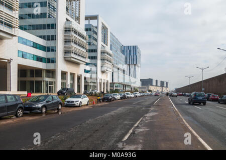 Casablanca, Marokko - 14. Januar 2018: Blick auf die modernen Gebäude von der Straße Stockfoto