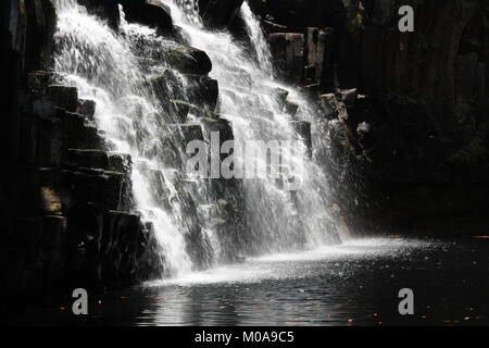 Rochester Falls, Soulliac, Mauritius, Afrika. Schöne Wasser spritzt auf Stein Kaskaden. Stockfoto