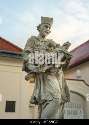 Eine steinerne Skulptur des Hl. Johannes Nepomuk in Wien Stockfoto