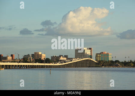 Caloosahatchie Brücke und den Fluss und die Innenstadt von Fort Myers Skyline von North Fort Myers gesehen, © katharine Andriotis Stockfoto