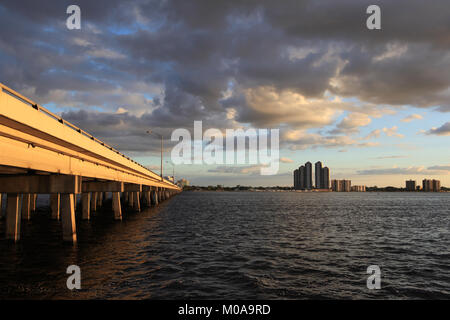 Caloosahatchie Brücke und den Fluss und die Innenstadt von Fort Myers Skyline von North Fort Myers gesehen, © katharine Andriotis Stockfoto