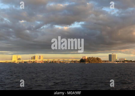 Caloosahatchie Fluss, Edison Bridge und die Innenstadt von Fort Myers Skyline von North Fort Myers gesehen, © katharine Andriotis Stockfoto