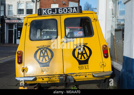 Gelbe Automobile Association Mini Road Service Van Stockfoto