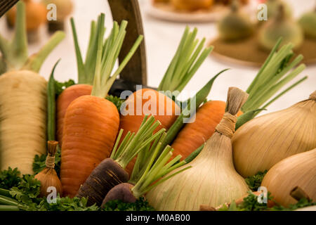 Korb der Unbefleckten Gemüse im Morton-in-the-Marsh zeigen. Stockfoto