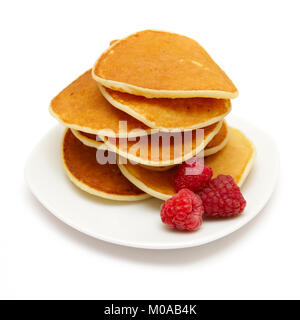 Kleine Pfannkuchen mit Beeren isoliert auf weißem Stockfoto