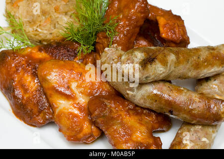 Snack-Chicken Wings, Würstchen, Rippchen und Kraut - Deutsche Küche Stockfoto