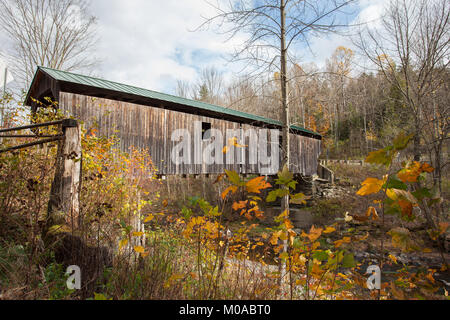 Holz- Covered Bridge in Vermont mit Herbstfarben Stockfoto