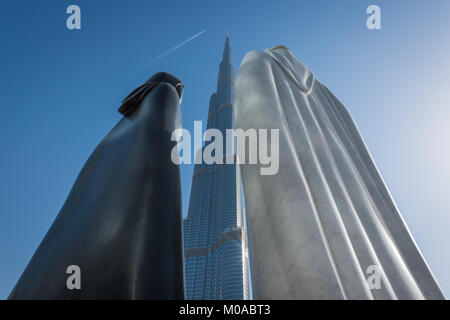 Skulptur eines traditionellen Golf Paar außerhalb Burj Khalifa namens 'zusammen' in Dubai, VAE, Vereinigte Arabische Emirate. Stockfoto