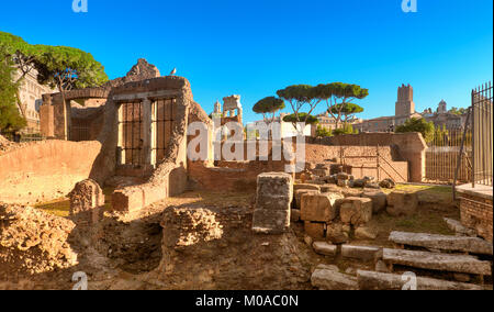 Ruinen des Forum Romanum, oder Forum von Caesar, in Rom, Italien, am frühen Morgen, Panoramic Image. Stockfoto