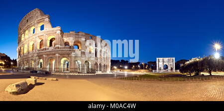 Panoramabild von Kolosseum (Kolosseum) in Rom, Italien, in der Nacht. Stockfoto