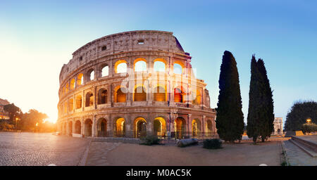 Panoramabild von Kolosseum (Kolosseum) in Rom, Italien, bei Sonnenaufgang, Stockfoto