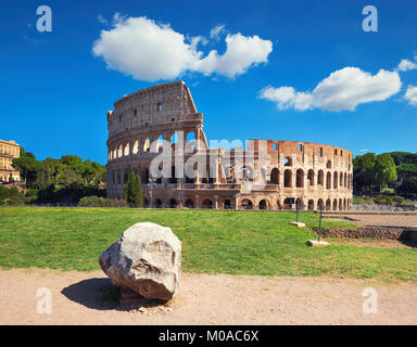 Rom, Italien. Blick auf Kolosseum aus der Palatin an einem sonnigen Tag mit blauen Himmel und Wolken. Stockfoto