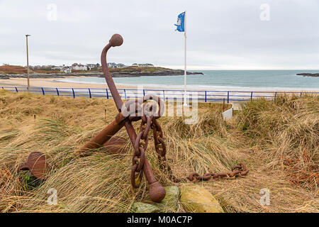 Alte und Rostige Anker in Gräsern außerhalb der Matrosenlied Café, Lon St Ffraid, Trearddur Bay, Anglesey, Wales Stockfoto