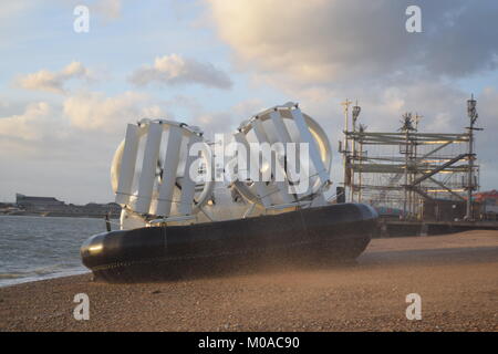 Die amphibischen Hovertravel hovercraft Abfahrt Southsea Hoverport, Passagiere, die über den Solent bei Sonnenuntergang auf der Isle of Wight, Großbritannien zu Ryde Stockfoto