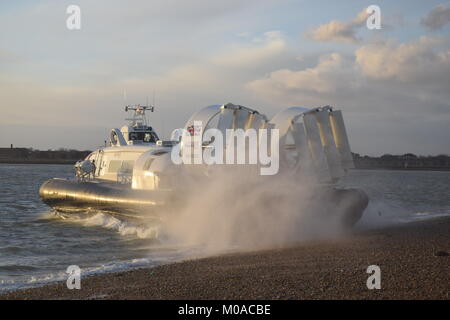 Die amphibischen Hovertravel hovercraft Abfahrt Southsea Hoverport, Passagiere, die über den Solent bei Sonnenuntergang auf der Isle of Wight zu Ryde Stockfoto