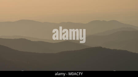 Die sanften Hügel und Berge der Blue Ridge Appalachian Mountains im westlichen North Carolina Stockfoto