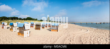 Sandstrand und traditionellen Holzmöbeln liegen auf der Insel Rügen, Norddeutschland, an der Küste der Ostsee Stockfoto