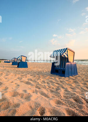 Liegen am Strand in Binz, Insel Rügen, Deutschland, in den frühen Morgenstunden Stockfoto