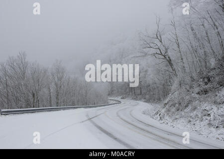 Schnee bedeckten Straßen in den Bergen Stockfoto