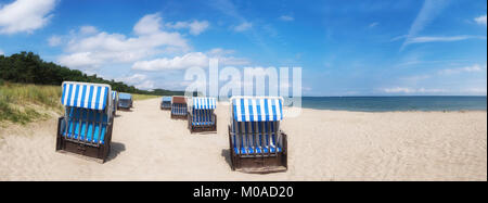 Sandstrand und traditionellen Holzmöbeln liegen auf der Insel Rügen, Norddeutschland, an der Küste der Ostsee Stockfoto