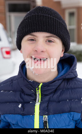 Teenager mit Autismus, Down Syndrom spielen im Freien im Schnee Stockfoto