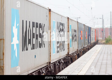 NIENBURG/Deutschland - September 09, 2012: Ein guter Container Zug fährt durch den Bahnhof. Stockfoto