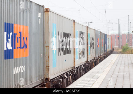 NIENBURG/Deutschland - September 09, 2012: Ein guter Container Zug fährt durch den Bahnhof. Stockfoto