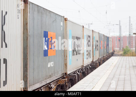 NIENBURG/Deutschland - September 09, 2012: Ein guter Container Zug fährt durch den Bahnhof. Stockfoto