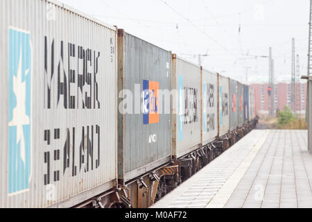 NIENBURG/Deutschland - September 09, 2012: Ein guter Container Zug fährt durch den Bahnhof. Stockfoto