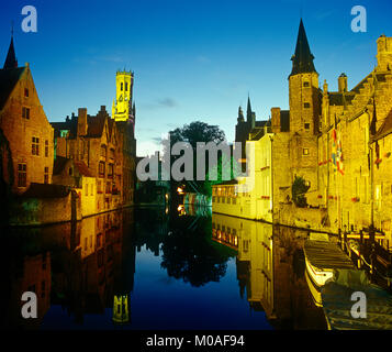 Der Glockenturm reflektieren im Dijver Kanal, Brügge, Belgien Stockfoto