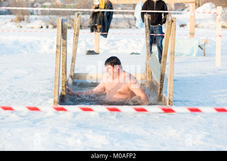 Jekaterinburg, Russland, 19. Januar 2018 - Schwimmen im Eisloch auf See Shartash anlässlich des orthodoxen christlichen Feiertag "Heilige Drei Könige" Stockfoto