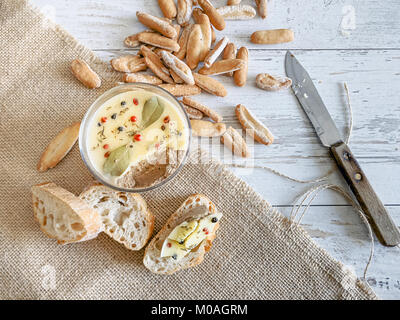 Frische hausgemachte Huhn Leber Pate von Brot über rustikale Hintergrund, Ansicht von oben. Stockfoto