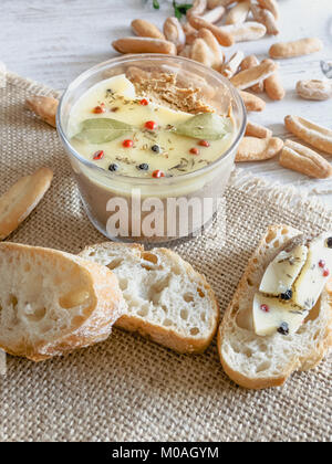 Frische hausgemachte Huhn Leber Pate von Brot über rustikale Hintergrund. Stockfoto