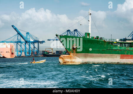 Frachtschiffe und großen Hafen Kräne im Hafen von Panama City Stockfoto