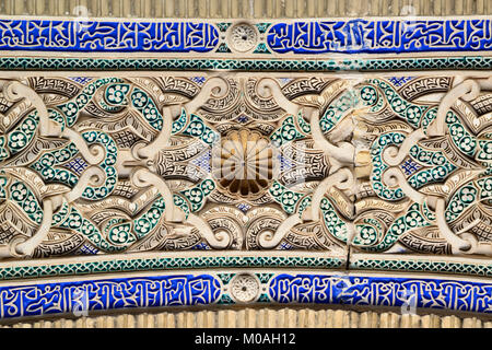 Der Alcázar von Sevilla, Spanien. Das Innere eines Torbogen. Die Spitze von unten gesehen. Frog's Eye View. Stockfoto