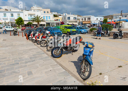 MILOS, Griechenland - 17. Mai 2017: Klassische Roller auf der Straße in Adamas Stadt geparkt. Insel Milos. Kykladen, Griechenland Stockfoto