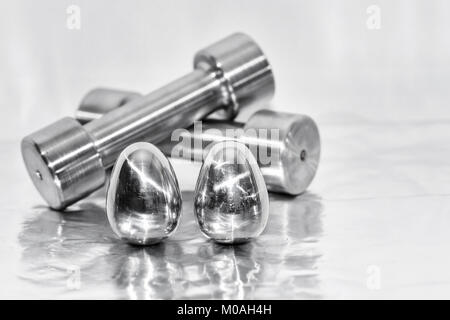 Hanteln aus Metall und Stahl Eier, das Konzept der sportlichen Ausbildung und für die Erreichung der Muskelkraft. Stockfoto