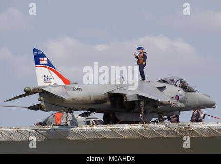 ZD406a British Aerospace Harrier GR.7 auf dem Deck der HMS Illustrious Flugzeugträger. Stockfoto