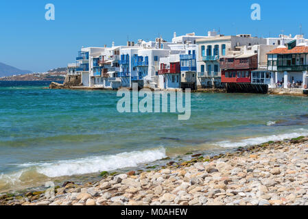 Farbenfrohe Gebäude und Balkone in Klein Venedig in der Stadt Mykonos. Insel Mykonos, Griechenland Stockfoto