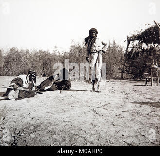 Einen späten 19. oder frühen 20. Jahrhundert schwarz-weiß Foto von drei Männern Beduinen in Jordanien, im Nahen und Mittleren Osten. Stockfoto