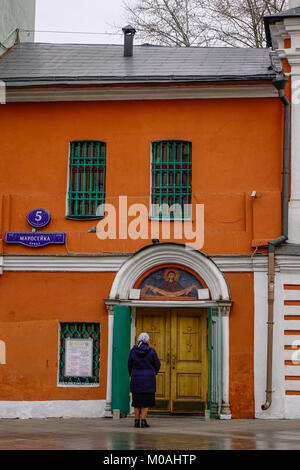 Moskau, Russland - 16.Oktober 2016. Eine Frau, die auf der alten Straße in Moskau, Russland. Moskau ist die Hauptstadt und die bevölkerungsreichste Stadt in Russland, mit 12,2 Mil Stockfoto