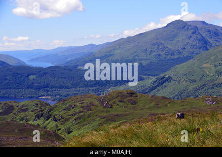 Die Schottischen Berge Munro Beinn Narnain über Loch Lomond und Loch Long aus dem Corbett Beinn a Choin in den schottischen Highlands, Großbritannien. Stockfoto