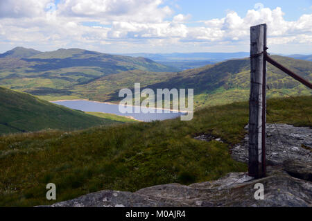 Die Schottischen Berge Graham Ben Venue und Loch Arklet im Glen Arklet aus dem Corbett Beinn a Choin in den schottischen Highlands, Großbritannien. Stockfoto