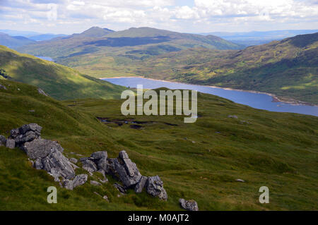 Die Schottischen Berge Graham Ben Venue und Loch Arklet im Glen Arklet aus dem Corbett Beinn a Choin in den schottischen Highlands, Großbritannien. Stockfoto