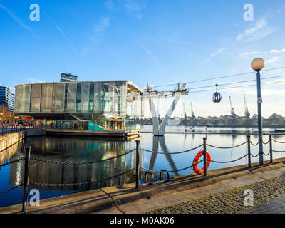 Die Emirates Air Line ist eine Seilbahn link über die Themse in London. Stockfoto