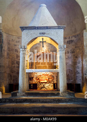 Altar in der romanischen Kirche Santa Maria Annunziata - Sovana, Italien Stockfoto