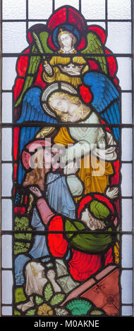 LONDON, Großbritannien - 19 September 2017: St. Johannes der Evangelist bei der Vision der Engel aus apokalipse auf die Glasmalereien in St Mary Abbot's Stockfoto