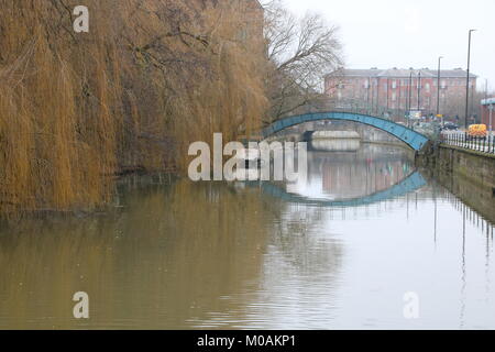 Eine geschlossene Brücke über den Fluss Foss im Zentrum von York, England. Stockfoto