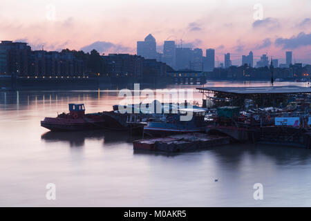 London - die Schiffe in der Pier und der Canary Wharf am Morgen. Stockfoto
